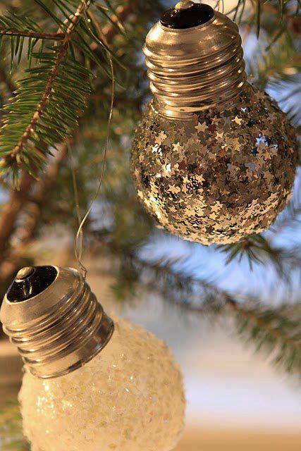 Utilize lâmpadas queimadas para enfeitar sua árvore - Use bulbs to decorate your tree